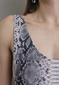 Norma Kamali MARISSA - T-shirt imprimé - black/white python