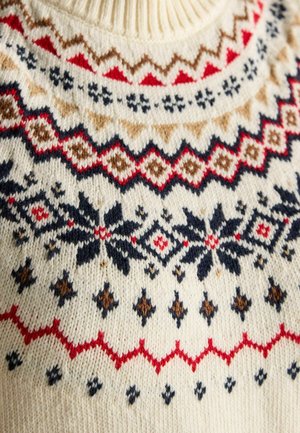 Cremiger Strickpullover mit hohem Rippkragen, der geometrische Muster in Marineblau, Rot, Braun und Schwarz aufweist. Weicher Textur.