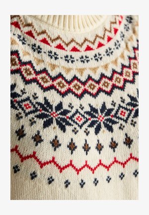 Cremiger Strickpullover mit hohem Rippkragen, der geometrische Muster in Marineblau, Rot, Braun und Schwarz aufweist. Weicher Textur.