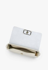 Bílá kožená kabelka, obdélníkový tvar, texturovaný povrch, zlaté kování, zipová vložka a detaily na přední sponě.