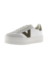 Sneaker bianco con tomaia in suede grigio testurizzato, dettaglio del logo verde oliva, suola bianca spessa e lacci grigi piatti. Design minimalista.