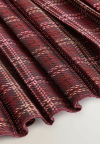 Austa audums bordo un tumši sarkanā krāsā ar rūtainu rakstu, papildināts ar rozā un dzeltenām detaļām. Mīksta tekstūra ar viļņotām malām.