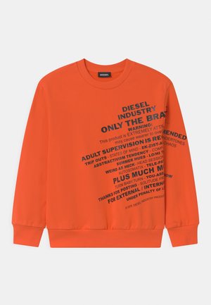 Jasnopomarańczowy długi rękaw sweatshirt z czarnym, ukośnym napisem i frazami, w tym "DIESEL INDUSTRY" i "ONLY THE BRAVE" wydrukowanymi z przodu.