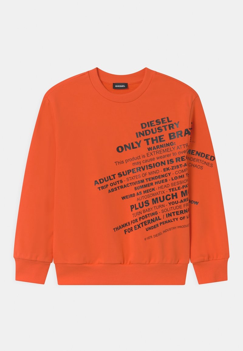Sweat-shirt à manches longues orange vif avec du texte et des phrases noires en angle, incluant "DIESEL INDUSTRY" et "ONLY THE BRAVE" imprimées sur le devant.