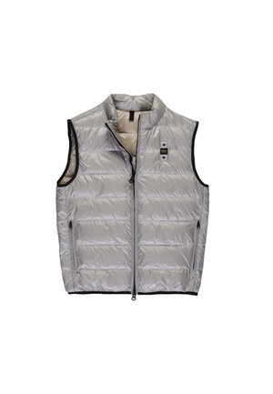 Gilet imbottito grigio con colletto alto e chiusura con zip, dotato di tasche laterali, una texture lucida e un bordo nero a contrasto lungo i lati.