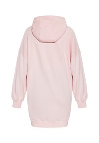 Sudadera rosa oversized con una textura suave, que presenta una capucha con cordón y mangas largas, ligeramente abullonadas. Diseño minimalista.