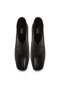 Scarpe slip-on nere con superficie liscia e lucida e design alla moda, caratterizzate da una punta rotonda e dettagli di cucitura sottili.