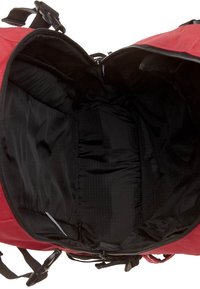 Sac à dos rouge ouvert pour montrer un intérieur noir vide avec des côtés rembourrés et des bretelles ajustables.
