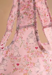 Rožinės spalvos audinys su gėlių raštu, mažais raudonais širdelėmis ir animaciniais veikėjais su viršugalvio kuodeliais įvairiose pozose ant švelnaus kreminio fono.