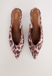 Ballerine slingback con punta a punta con stampa leopardata rosa e nera e solette marroni etichettate "NEXT Forever Comfort" taglia 6½/40.