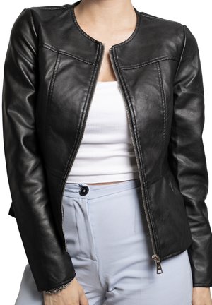 Giacca di pelle nera con scollo rotondo e design aderente; presenta cuciture visibili e chiusura con zip, abbinata a una maglietta bianca.