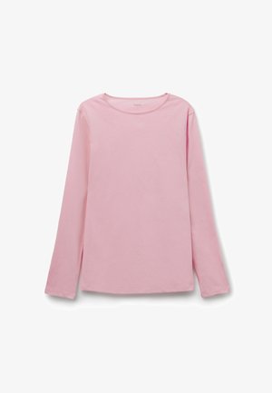 Weiches, rosa Baumwollshirt mit langen Ärmeln und Rundhalsausschnitt, schlichtes Design, flach auf weißem Hintergrund liegend dargestellt.