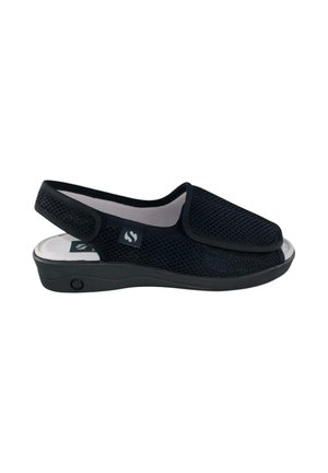 Sandalia ortopédica negra con puntera abierta, correa de Velcro ajustable, empeine de malla transpirable, plantilla acolchada y tacón cuña bajo.