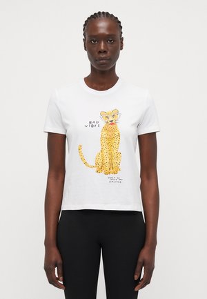Weißes T-Shirt mit kurzen Ärmeln, das ein gelbes Leoparden-Design mit Brille und dem Text "BAD VIBES" sowie "DON'T GO WITH MY LIPSTICK" zeigt. Lässiger Schnitt.