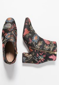 Czarne botki za kostkę na słupku, z kolorowym wyszyciem w kwiatowe wzory i bocznym zamkiem błyskawicznym. Wykonane z tkaniny o fakturowym wykończeniu.