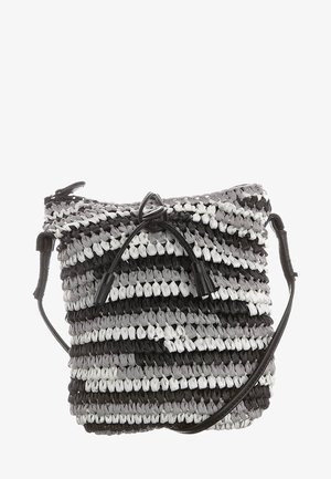 Woven bag w czarno-białe-szare paski. Miękki, teksturowany materiał z zaciąganym zamknięciem oraz skórzanym uchwytem do noszenia.