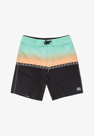 Pánske plážové šortky s prechodom farieb z mäty zelenej na oranžovú v hornej polovici a pevných čiernych dnom, čierna šnúrka na sťahovanie a modrý vzor vĺn ako akcent.