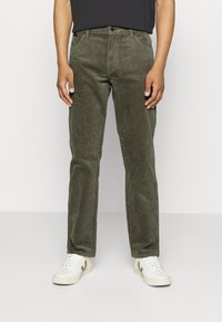 Wrangler TEXAS - Hlače - dusty olive