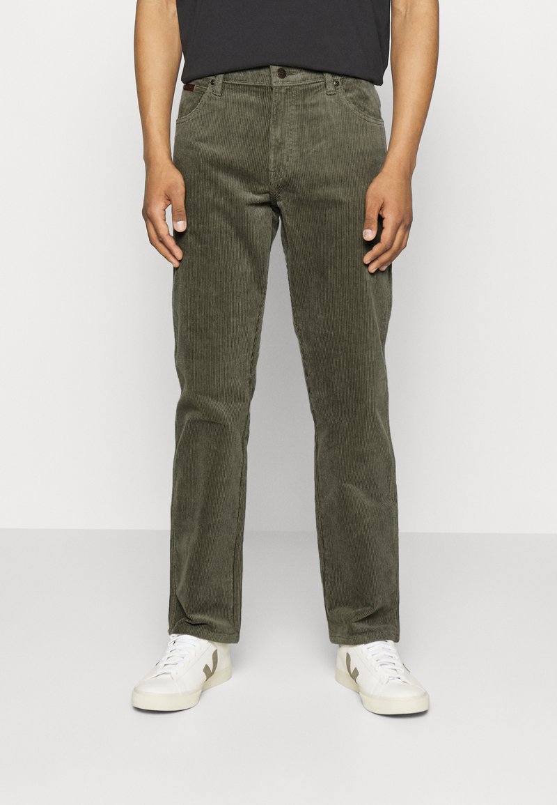 Wrangler TEXAS - Hlače - dusty olive