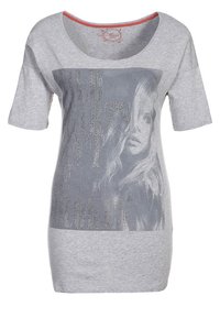 Camiseta gris de manga corta. Presenta un print gráfico de la cara de una mujer y texto en strass, con cuello redondo y textura suave.
