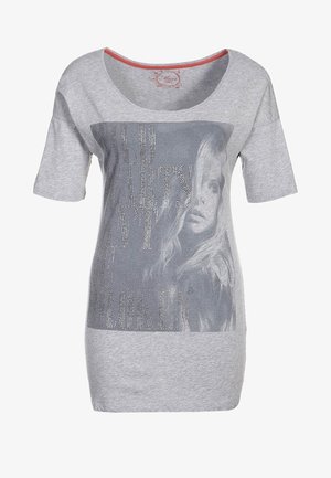 Camiseta gris de manga corta. Presenta un print gráfico de la cara de una mujer y texto en strass, con cuello redondo y textura suave.