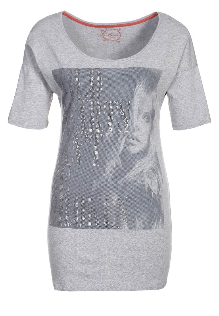 Camiseta gris de manga corta. Presenta un print gráfico de la cara de una mujer y texto en strass, con cuello redondo y textura suave.