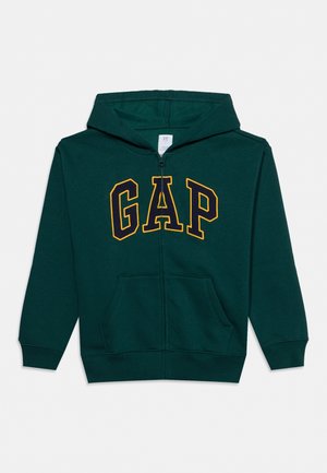 Тъмнозелен суичър с качулка и цип, предни джобове и голям надпис GAP с жълт контур.