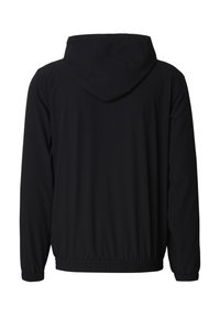 Fekete kapucnis dzseki rugalmas mandzsettákkal és derékrésszel. Sima, könnyű anyag; minimális dizájn, látható logók vagy díszítések nélkül.