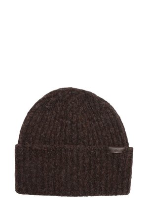 Beanie di lana marrone con texture a coste e risvolto. Presenta un piccolo tag in pelle marrone con lettere in rilievo "MM."