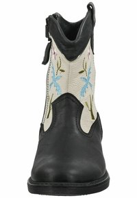 Bottine noire en cuir avec un panneau brodé texturé blanc présentant des fleurs bleues et des feuilles vertes. Fermeture éclair sur le côté pour un enfilage facile.