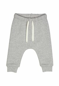 Lichtgrijze joggingbroek gemaakt van zacht materiaal. Voorzien van een elastische tailleband met witte koordjes en aansluitende boorden bij de enkels.