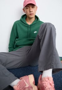 Nike Sportswear CLUB WINTERIZED - Felpa in pile - fir/white