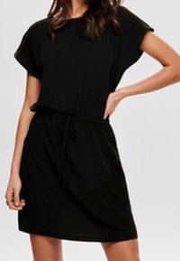 Schwarzes kurzes Kleid mit lockerer Passform, Rundhalsausschnitt, kurzen Ärmeln und einem verstellbaren Kordelzug in der Taille. Glatte Stofftextur.