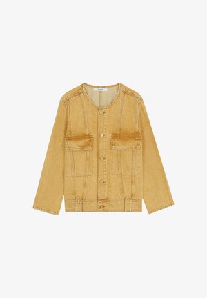 Žlutá džínsová bunda s kulatým výstřihem, zapínáním na knoflíky, dvěma kapsami na prsou a kontrastním prošíváním. Dlouhé rukávy a volný střih.