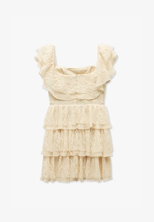 Crème kanten jurk met ruches aan de mouwen, gelaagde volants en een vierkante halslijn. De stof heeft een gestructureerd, delicaat kanten patroon.