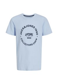Camiseta de algodón azul claro con cuello redondo, que presenta un texto en negrita de color negro y un diseño gráfico circular que dice "JACK & JONES 1990 COLLECTORS CREW."