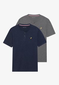 Twee korte mouwen henley t-shirts. Eén marineblauw met een gouden logo en knopen, en één grijs met een vergelijkbaar logo. Katoenen materiaal, casual pasvorm.