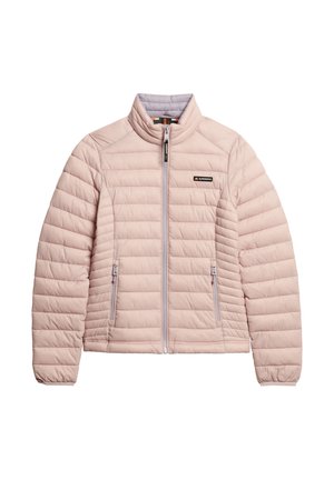 Veste rembourrée rose clair avec un col haut, zip frontal et deux poches latérales. Présente un design matelassé et un logo subtil sur la poitrine.