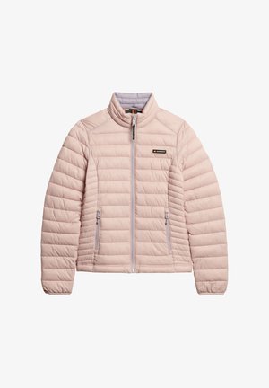 Veste rembourrée rose clair avec un col haut, zip frontal et deux poches latérales. Présente un design matelassé et un logo subtil sur la poitrine.