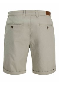 Shorts décontractés beige avec passants de ceinture, deux poches arrière passepoilées boutonnées et ourlet retroussé.