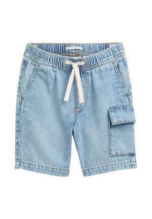 Shorts en denim bleu clair, dotés d'une taille élastique avec un cordon blanc, de deux poches latérales et d'une poche cargo sur la jambe droite.