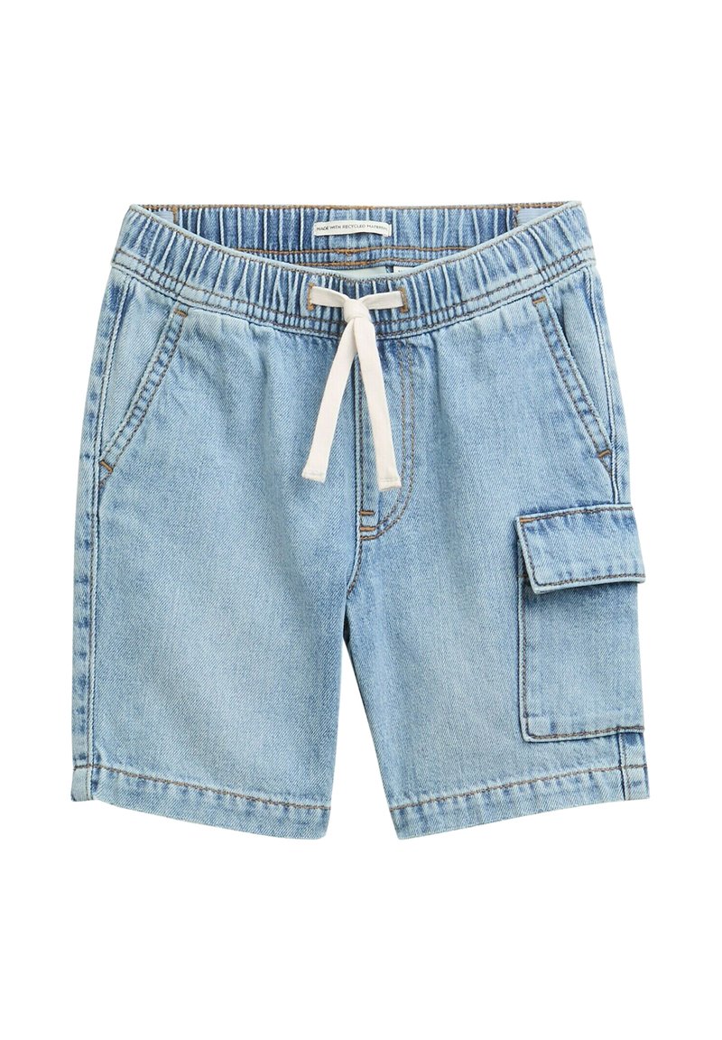 Lichtblauwe denim shorts, voorzien van een elastische tailleband met een witte trekkoord, twee zijzakken en een cargozak op het rechterbeen.