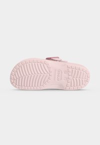 Ροζ σόλα σανδαλιού Crocs με σχέδια πρόσφυσης και ορατές σημάνσεις μεγέθους σε λευκό φόντο.