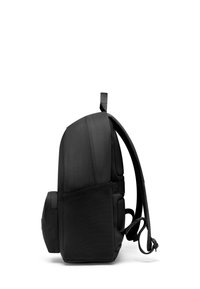 Svart ryggsäck med en slät, texturerad yta, vadderad baksida, ergonomiska remmar och en sidoficka, utformad för komfort och förvaring.