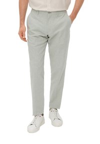Pantalon gris clair en tissu texturé, avec une taille plate, deux poches latérales et une coupe classique, associé à des baskets blanches.