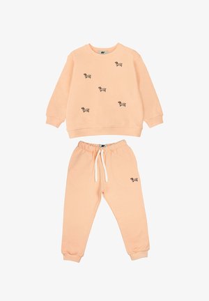 Ensemble de sweatshirt et jogging de couleur pêche, avec de petits motifs de chien brodés, en tissu doux, et une taille élastique avec cordon.