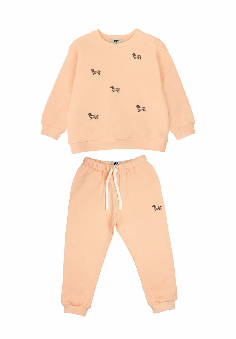 Perzikkleurige sweatshirt en joggers set, met kleine geborduurde hondmotieven, zachte stof en elastische tailleband met trekkoord.