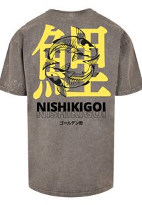Graues Oversized-T-Shirt mit einem gelb-schwarzen Grafikdesign von Koi-Fischen und dem auffällig darunter platzierten Text "NISHIKIGOI".