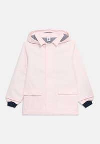 Imperméable à capuche rose clair avec doublure intérieure rayée, poches à rabat sur le devant et poignets côtelés bleu foncé, présenté à plat sur fond blanc.