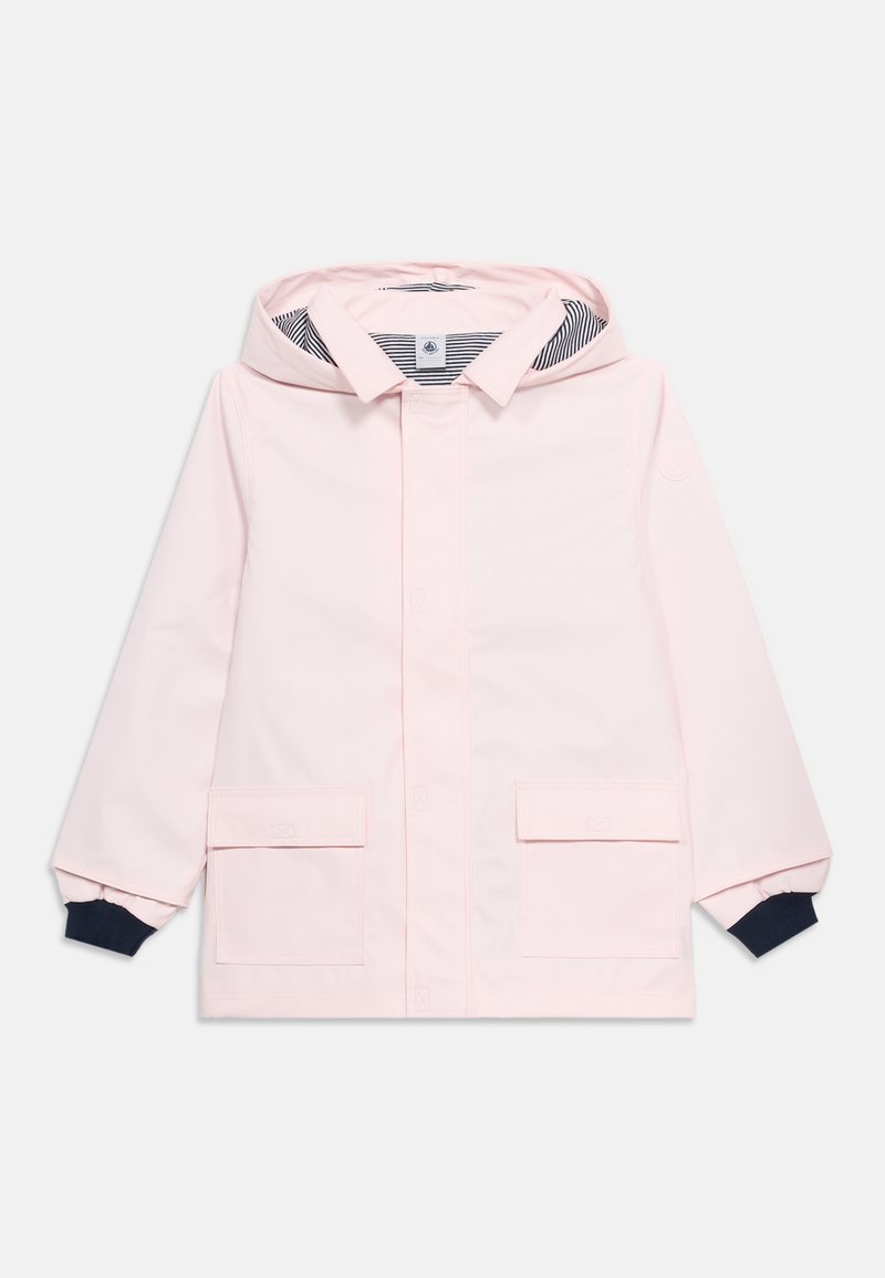 Imperméable à capuche rose clair avec doublure intérieure rayée, poches à rabat sur le devant et poignets côtelés bleu foncé, présenté à plat sur fond blanc.